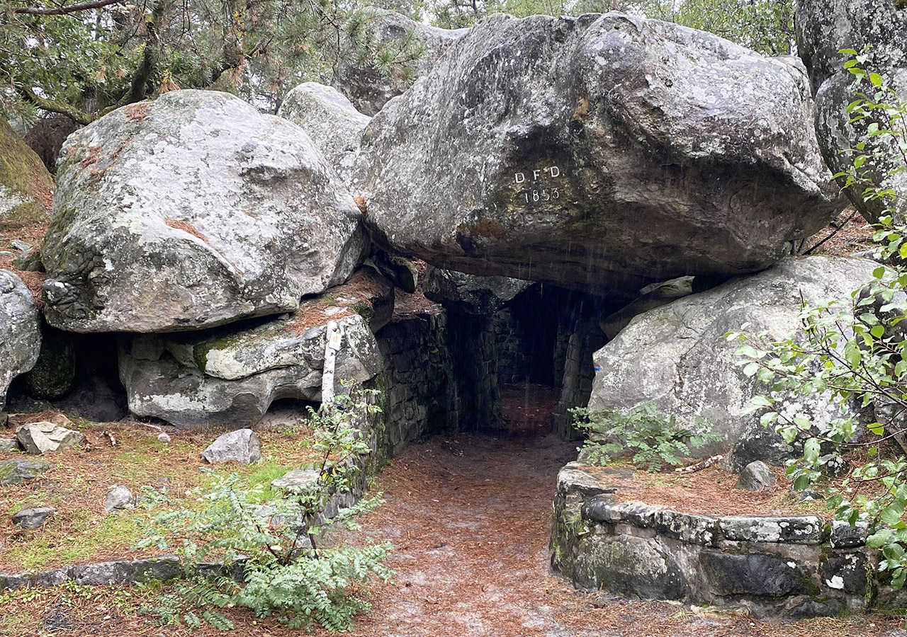 Impressionnants rochers contenant sous sa surface un long passage abrité