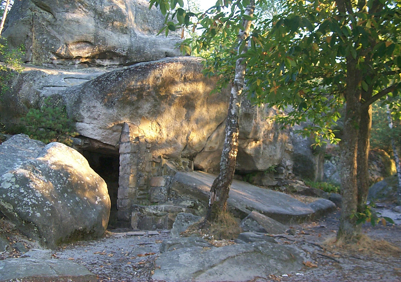 Grottes sous les rochers de la forêt de Fontainebleau