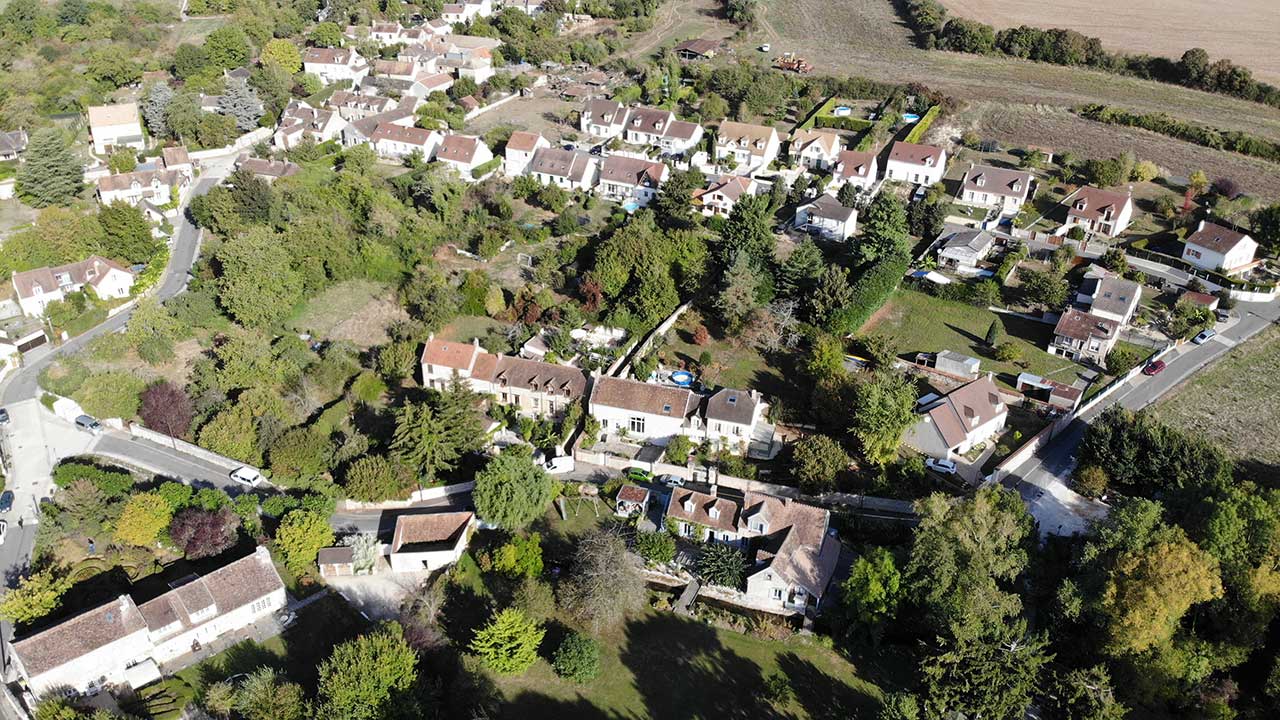 Vue aérienne du village de Noisement en Seine-et-Marne: au croisement de Seine-Port, Cesson, Nandy et Savigny-Le-Temple